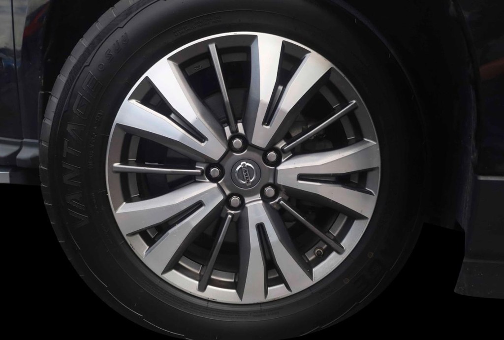 Nissan Pathfinder Vehicle Full-screen Gallery Image 3
