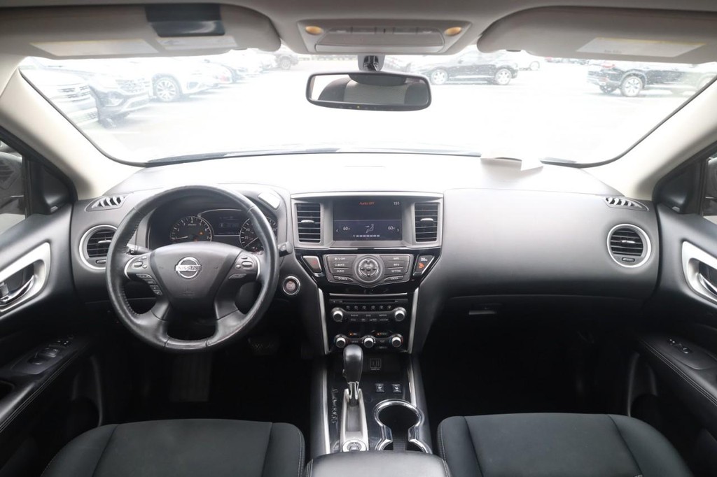 Nissan Pathfinder Vehicle Full-screen Gallery Image 7