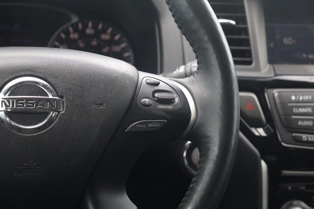 Nissan Pathfinder Vehicle Full-screen Gallery Image 9