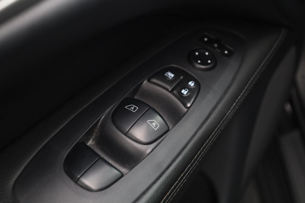 Nissan Pathfinder Vehicle Full-screen Gallery Image 11