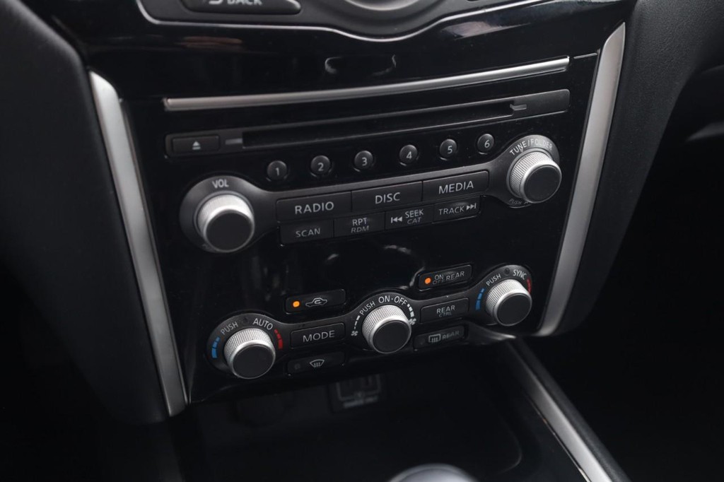 Nissan Pathfinder Vehicle Full-screen Gallery Image 17