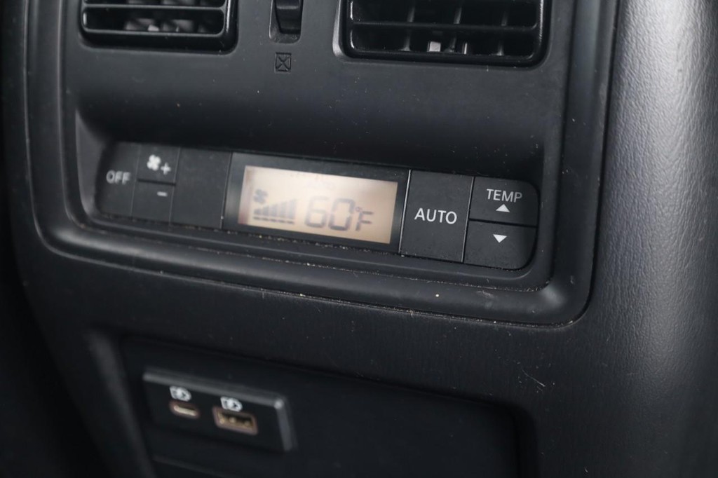 Nissan Pathfinder Vehicle Full-screen Gallery Image 25