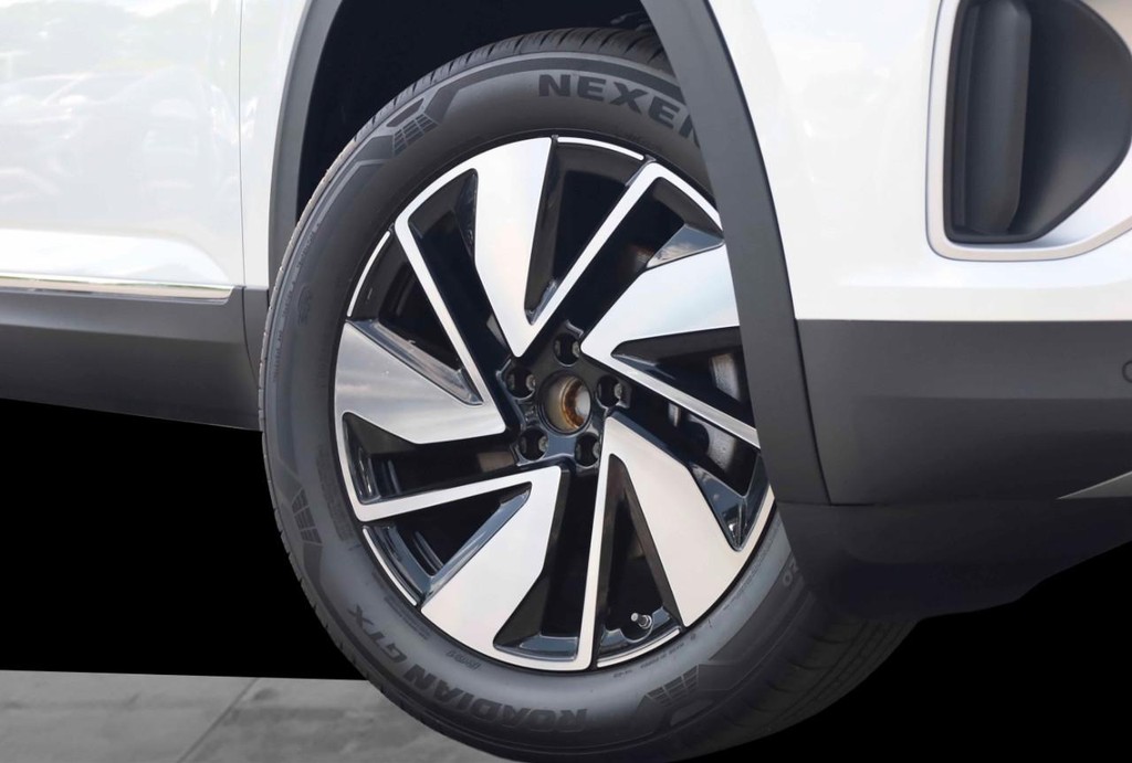 Volkswagen Atlas Vehicle Full-screen Gallery Image 3