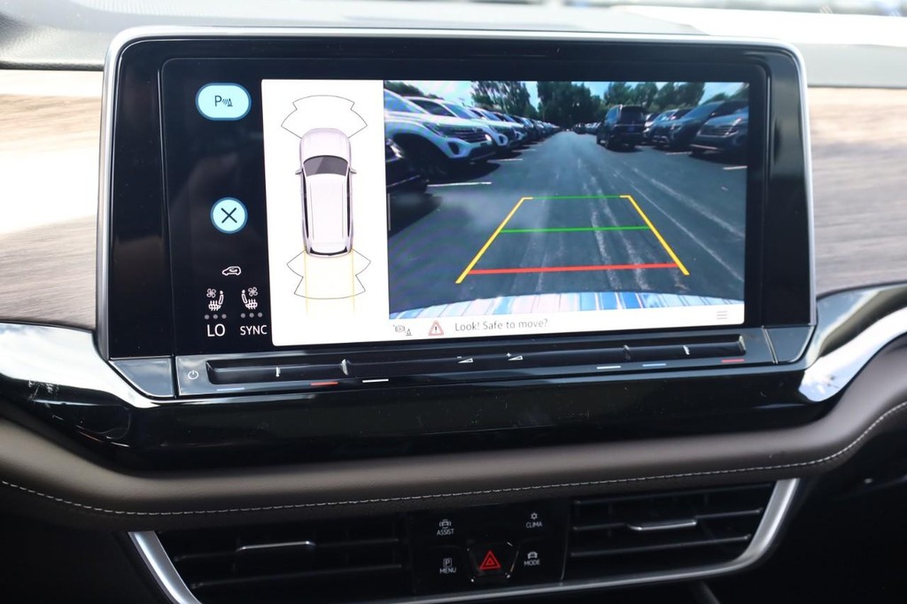 Volkswagen Atlas Vehicle Full-screen Gallery Image 14