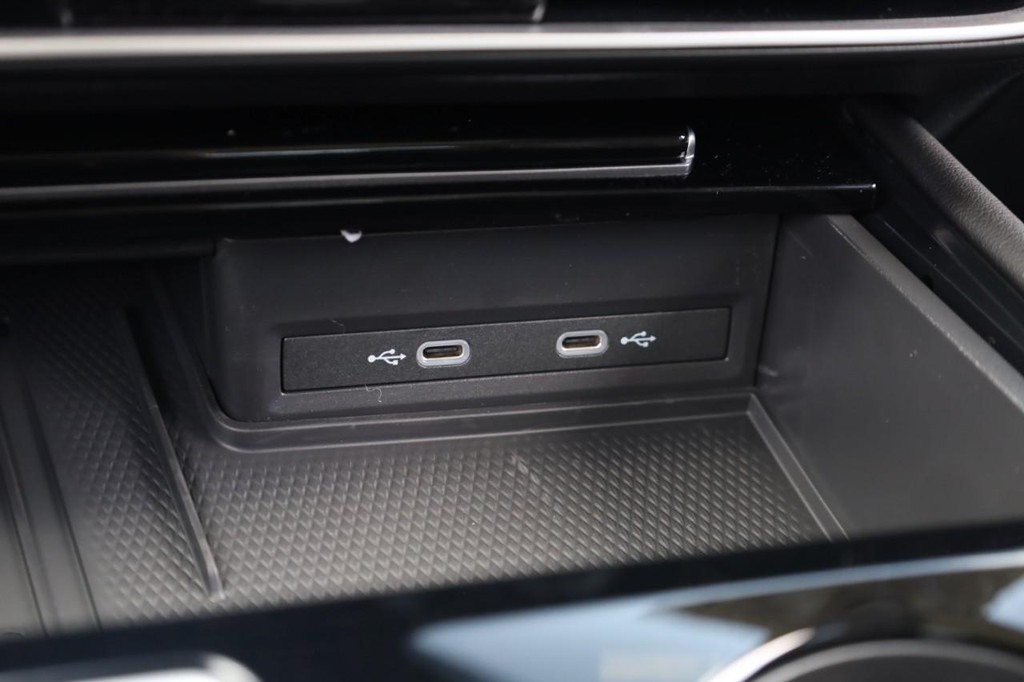 Volkswagen Atlas Vehicle Full-screen Gallery Image 16
