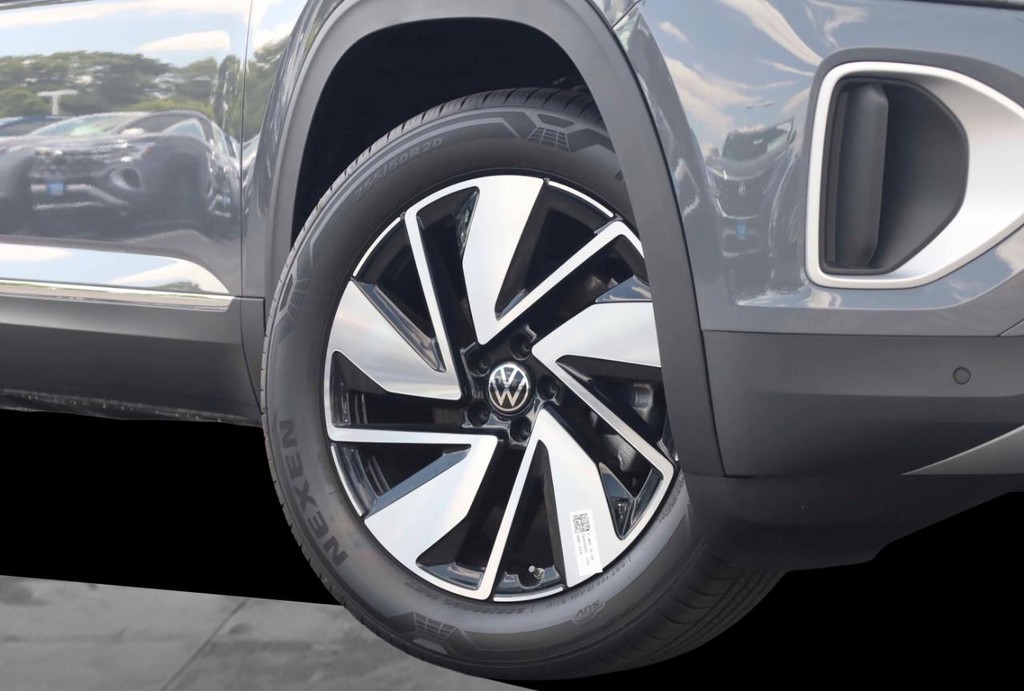 Volkswagen Atlas Vehicle Full-screen Gallery Image 3