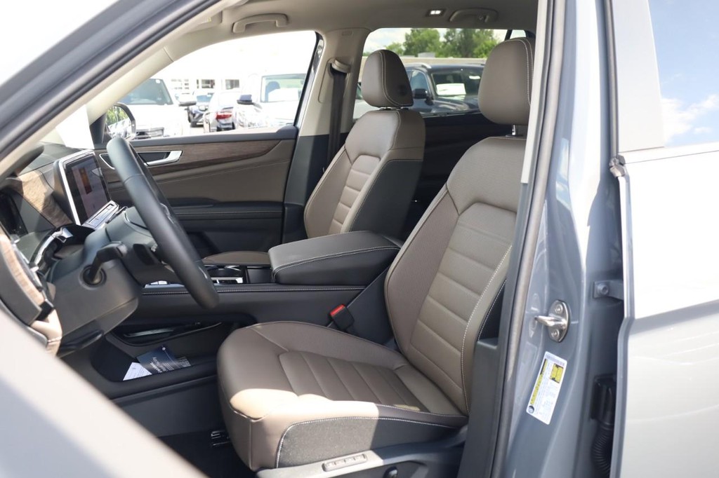 Volkswagen Atlas Vehicle Full-screen Gallery Image 10