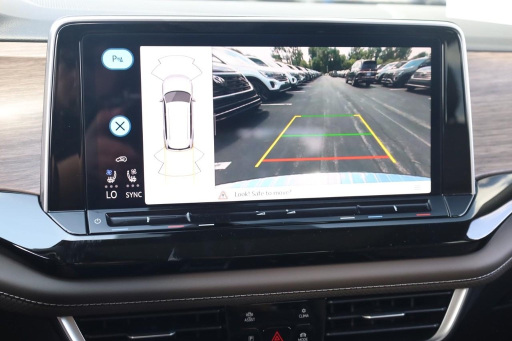 Volkswagen Atlas Vehicle Full-screen Gallery Image 14