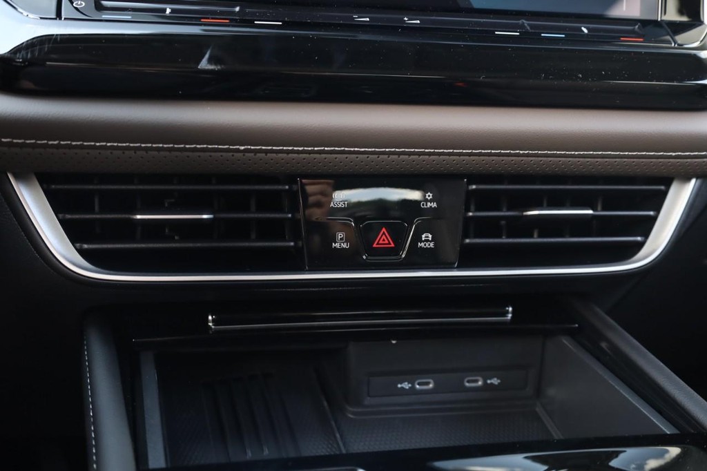 Volkswagen Atlas Vehicle Full-screen Gallery Image 15