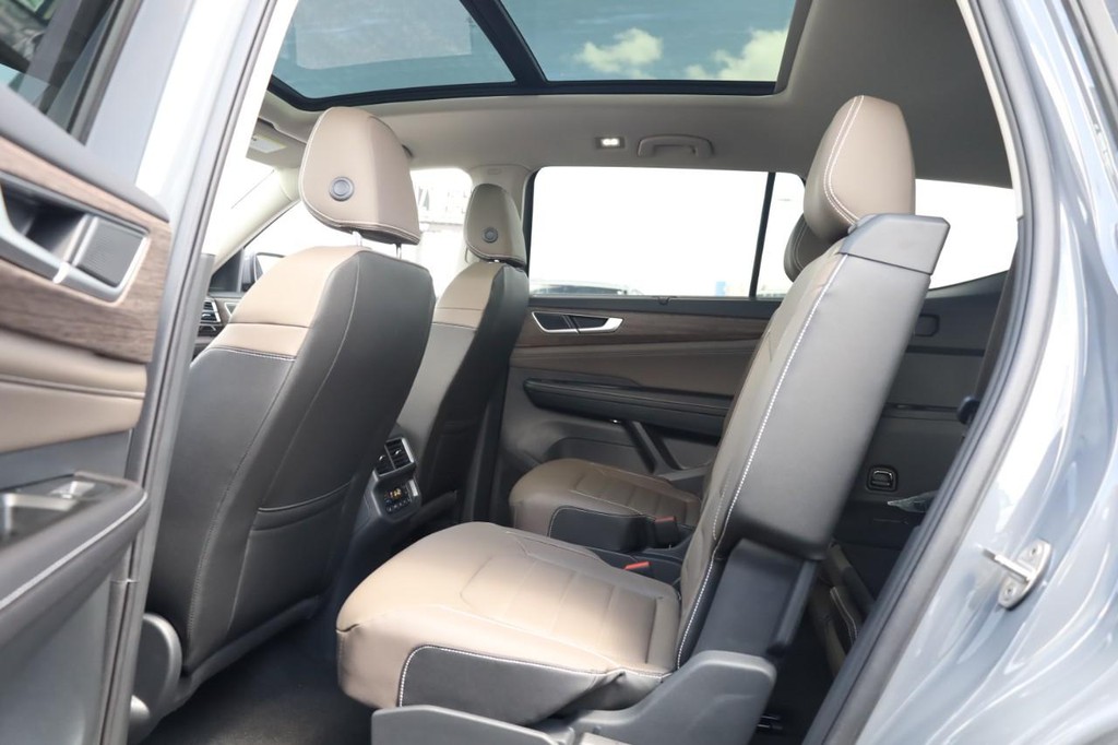 Volkswagen Atlas Vehicle Full-screen Gallery Image 23