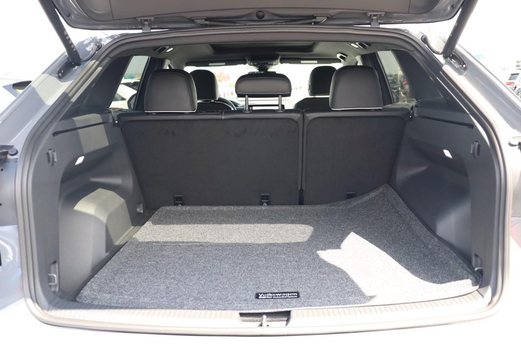 Volkswagen Atlas Cross Sport Vehicle Full-screen Gallery Image 7