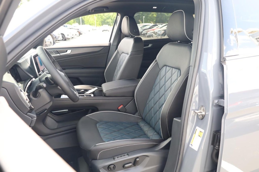 Volkswagen Atlas Cross Sport Vehicle Full-screen Gallery Image 8