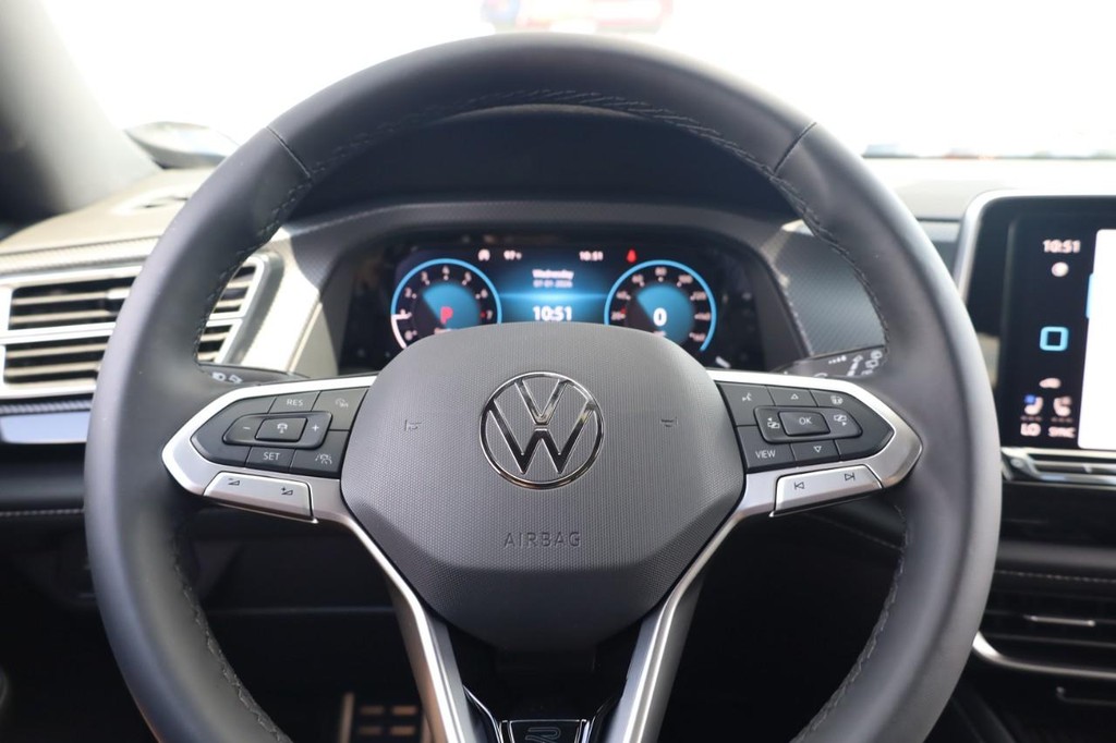 Volkswagen Atlas Cross Sport Vehicle Full-screen Gallery Image 9
