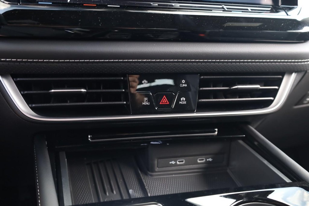 Volkswagen Atlas Cross Sport Vehicle Full-screen Gallery Image 13