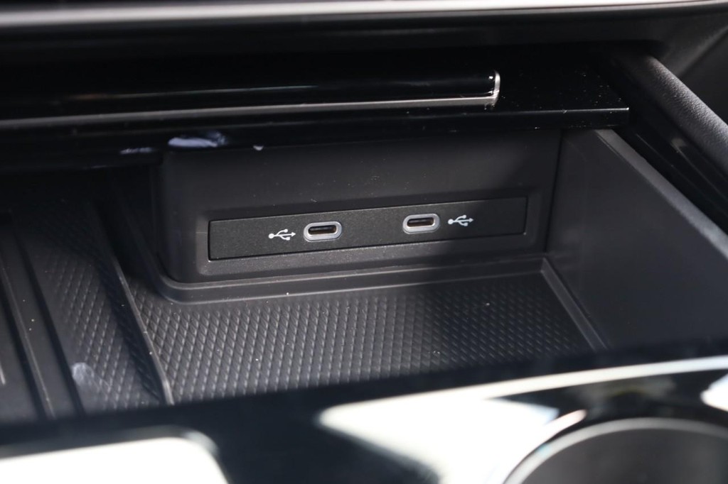 Volkswagen Atlas Cross Sport Vehicle Full-screen Gallery Image 14