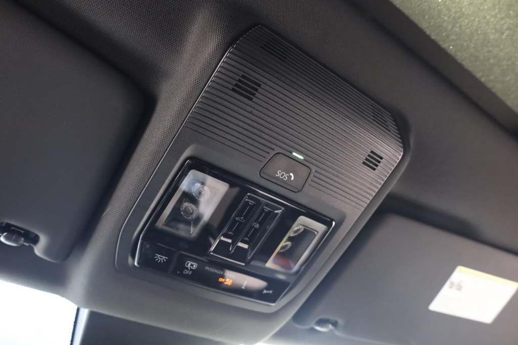 Volkswagen Atlas Cross Sport Vehicle Full-screen Gallery Image 16