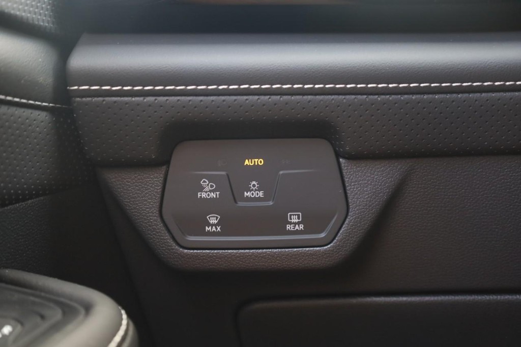 Volkswagen Atlas Cross Sport Vehicle Full-screen Gallery Image 18
