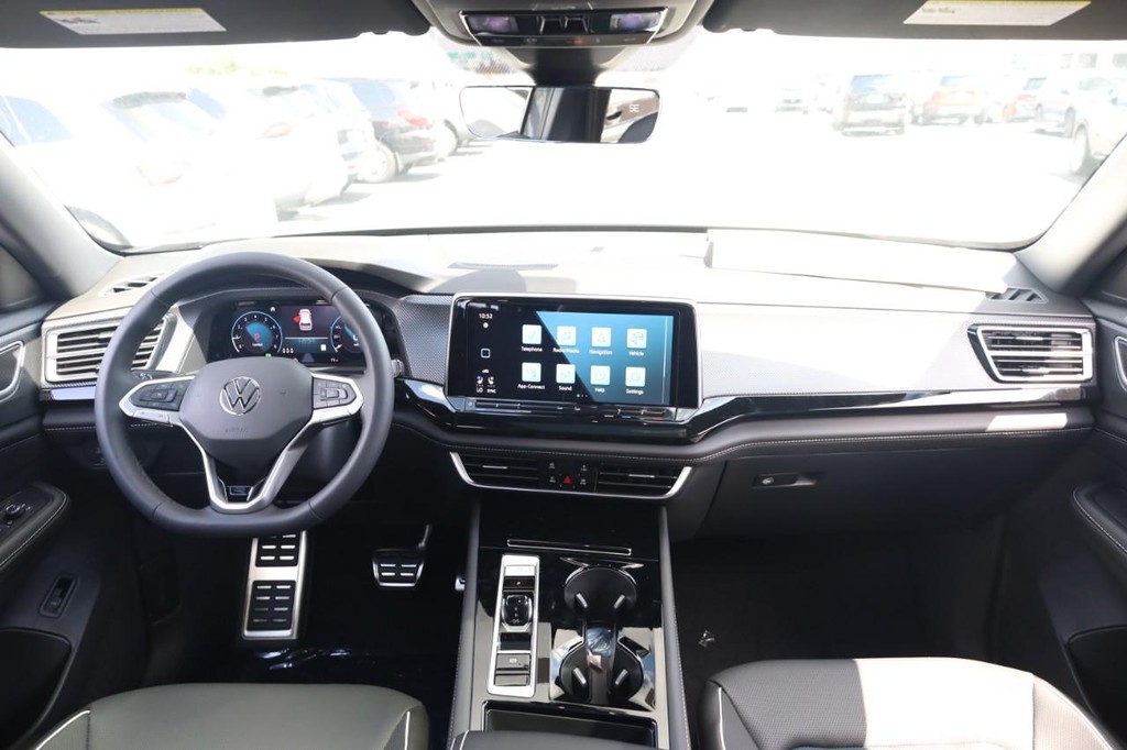 Volkswagen Atlas Cross Sport Vehicle Full-screen Gallery Image 24