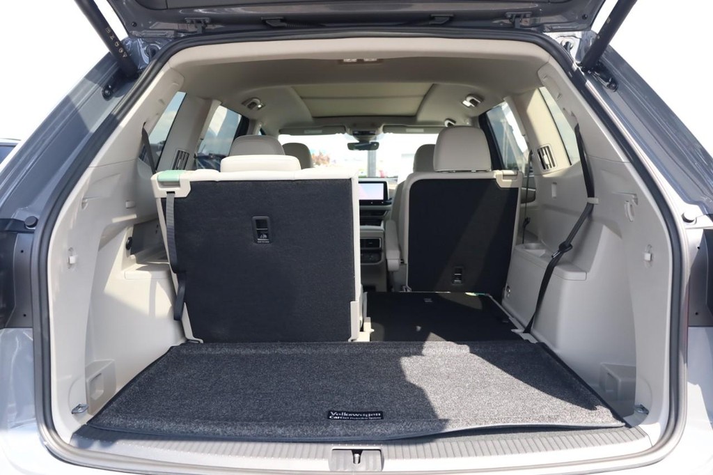 Volkswagen Atlas Vehicle Full-screen Gallery Image 8