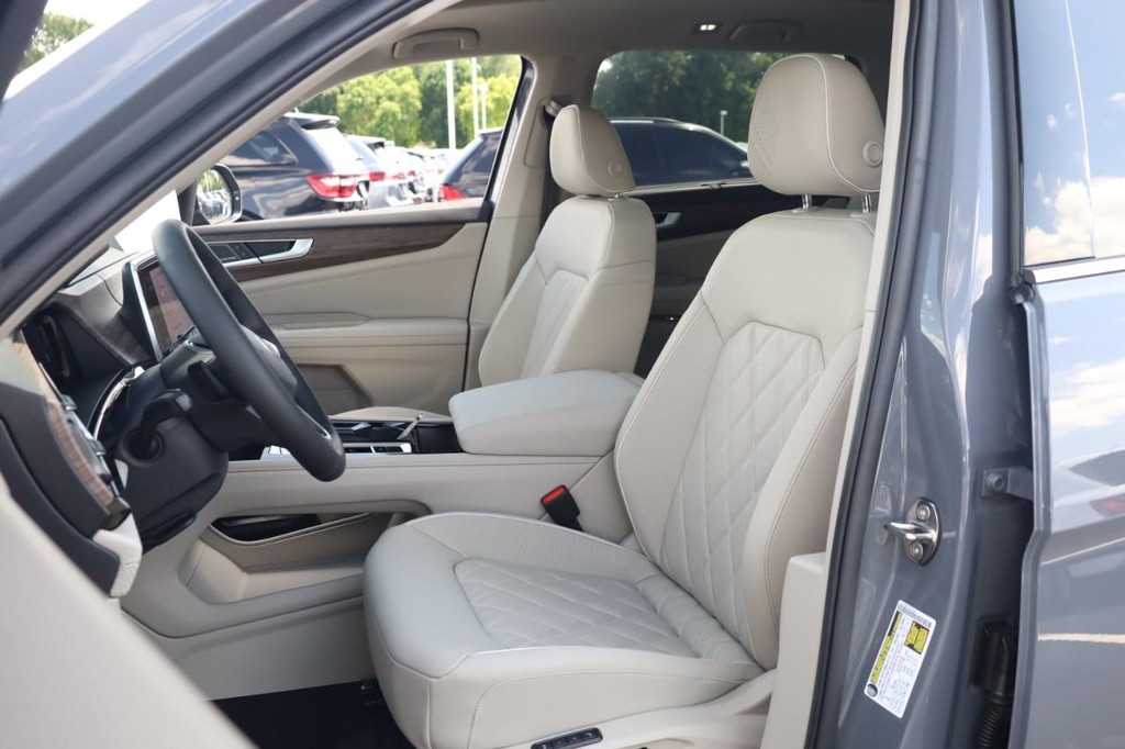 Volkswagen Atlas Vehicle Full-screen Gallery Image 10