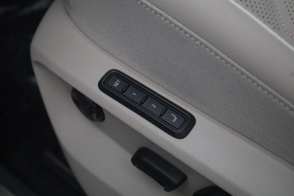 Volkswagen Atlas Vehicle Full-screen Gallery Image 12