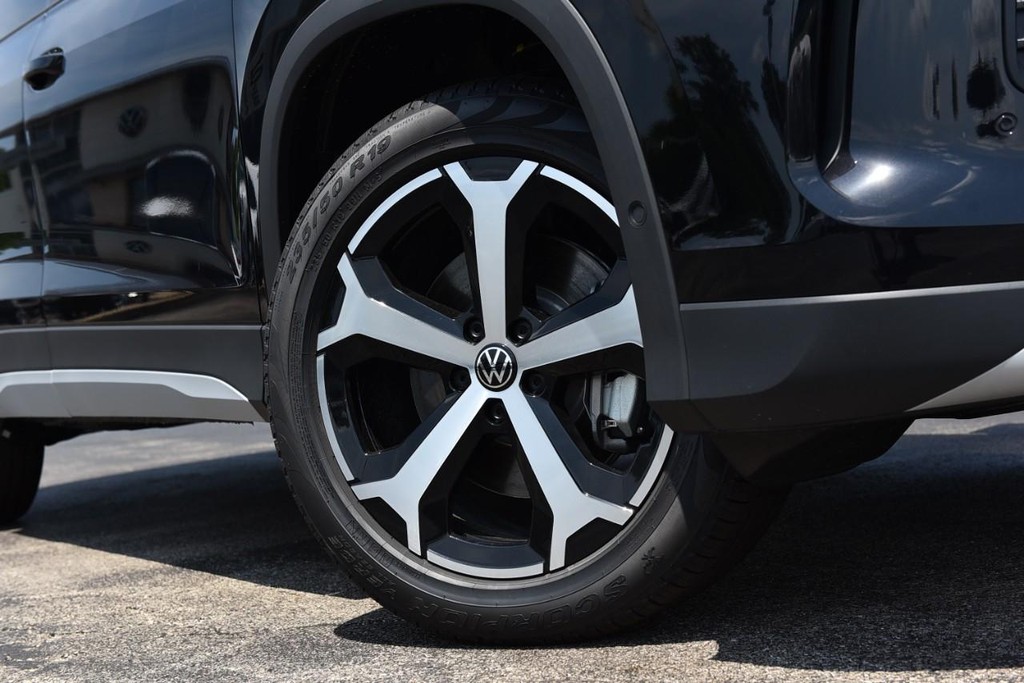 Volkswagen Tiguan Vehicle Full-screen Gallery Image 3