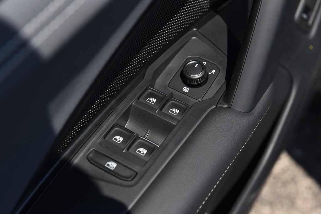 Volkswagen Tiguan Vehicle Full-screen Gallery Image 8