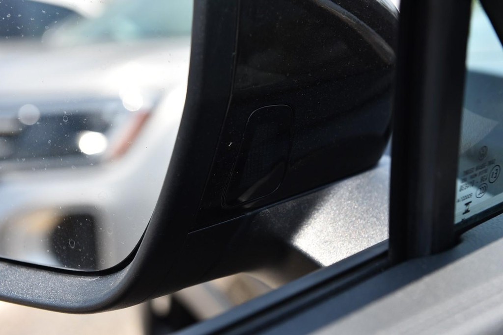 Volkswagen Tiguan Vehicle Full-screen Gallery Image 10