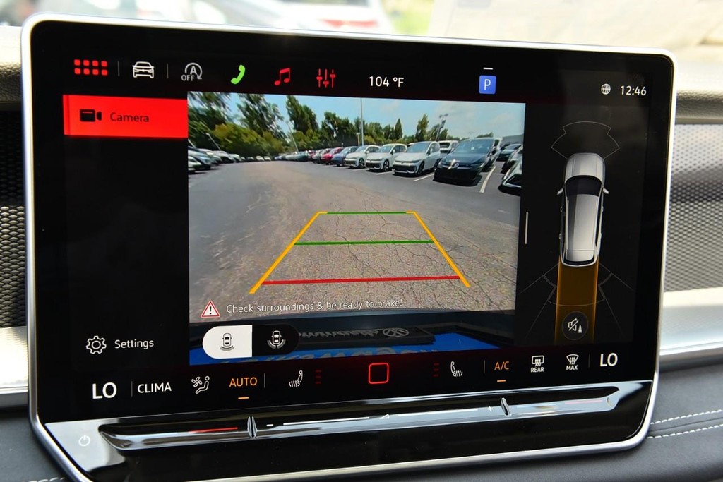 Volkswagen Tiguan Vehicle Full-screen Gallery Image 13