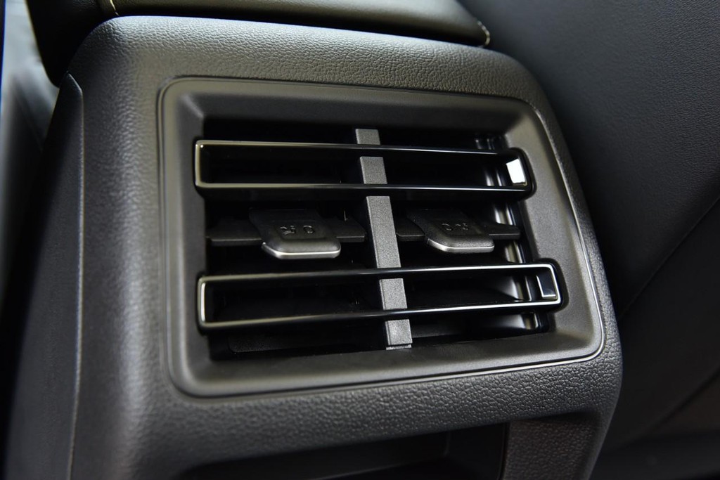 Volkswagen Tiguan Vehicle Full-screen Gallery Image 23