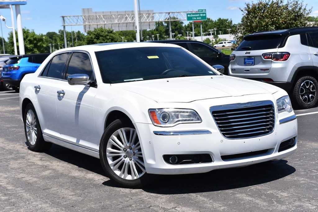 Chrysler 300 Vehicle Full-screen Gallery Image 02