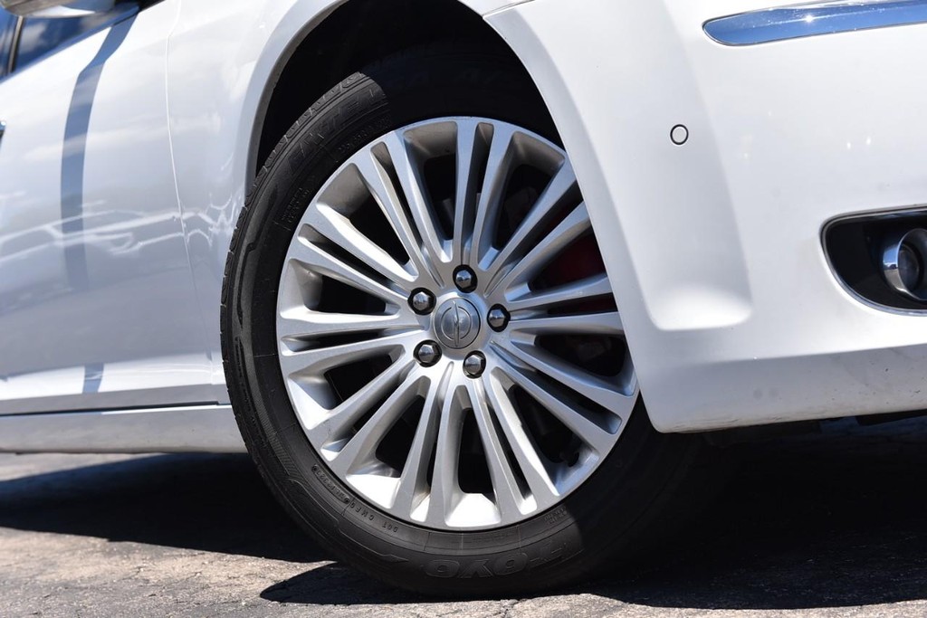 Chrysler 300 Vehicle Full-screen Gallery Image 03
