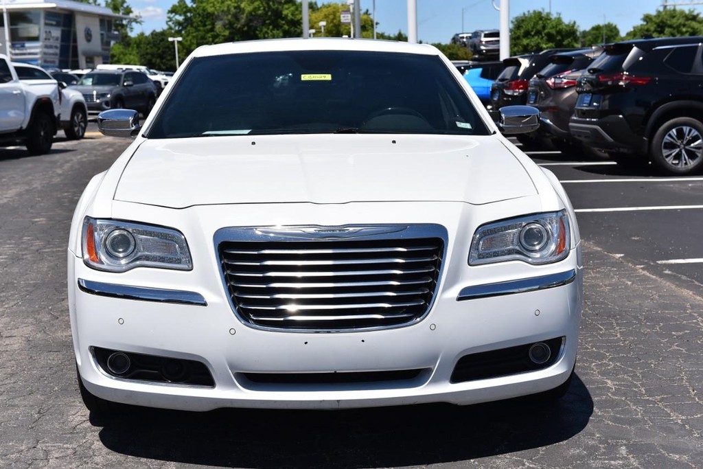Chrysler 300 Vehicle Full-screen Gallery Image 04