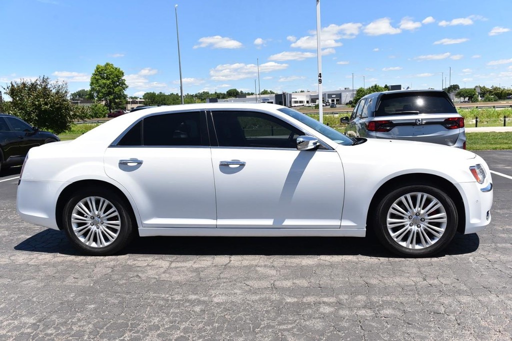 Chrysler 300 Vehicle Full-screen Gallery Image 05