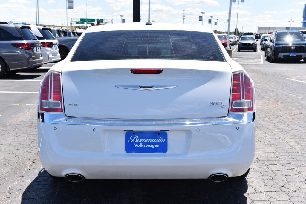 Chrysler 300 Vehicle Full-screen Gallery Image 06