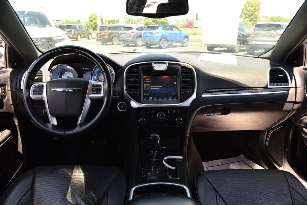Chrysler 300 Vehicle Full-screen Gallery Image 07