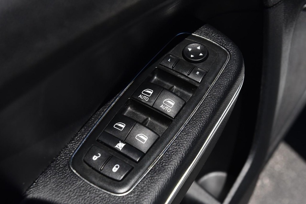 Chrysler 300 Vehicle Full-screen Gallery Image 08