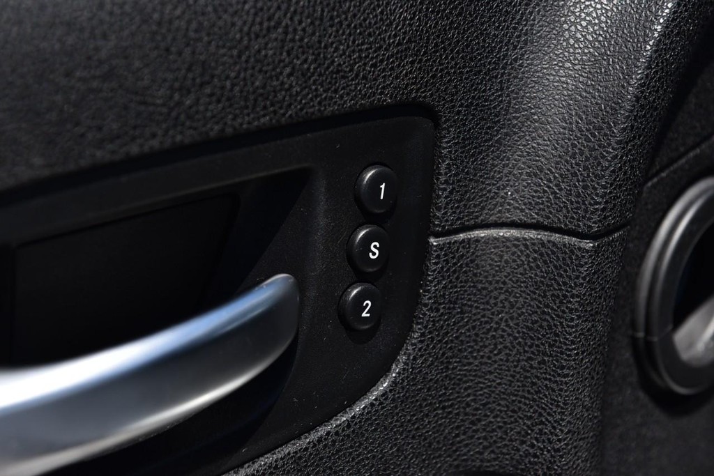 Chrysler 300 Vehicle Full-screen Gallery Image 09