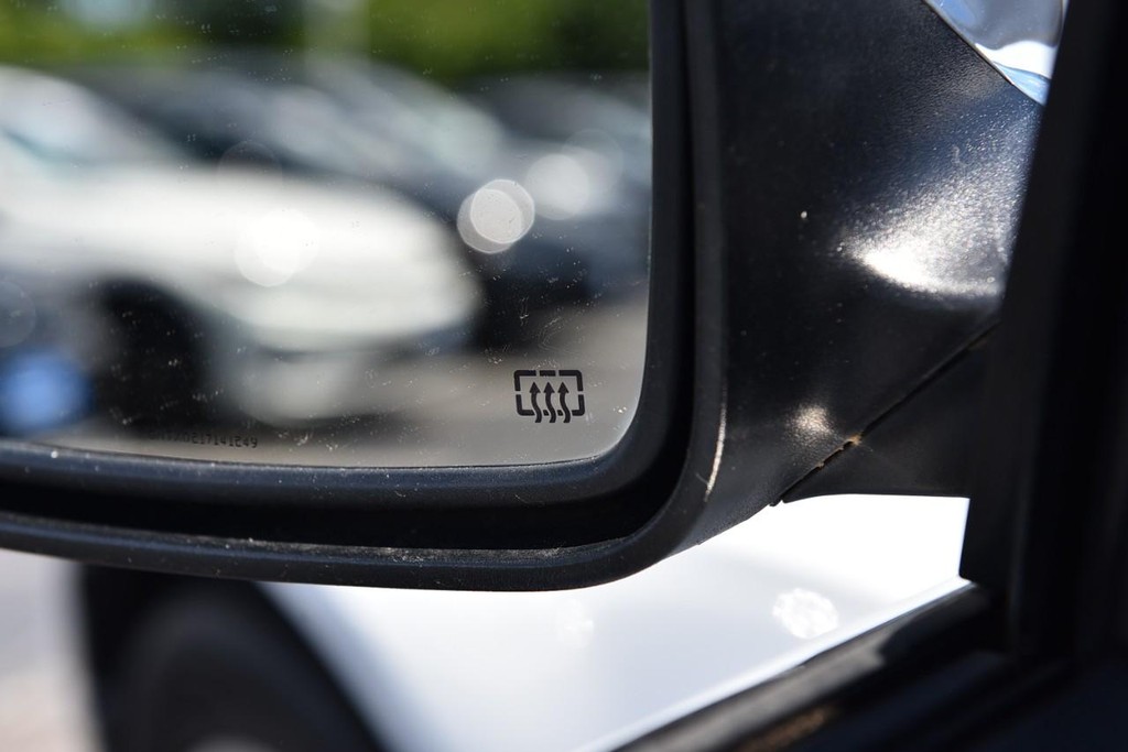Chrysler 300 Vehicle Full-screen Gallery Image 11