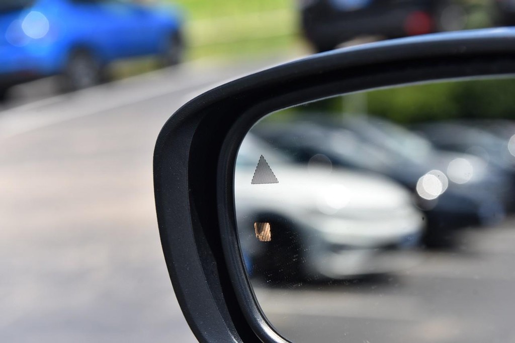 Chrysler 300 Vehicle Full-screen Gallery Image 12