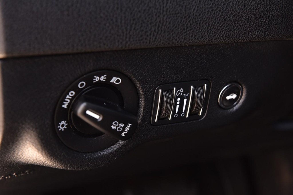Chrysler 300 Vehicle Full-screen Gallery Image 13