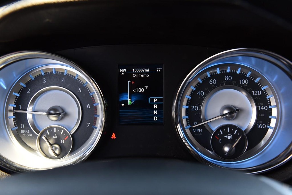 Chrysler 300 Vehicle Full-screen Gallery Image 14