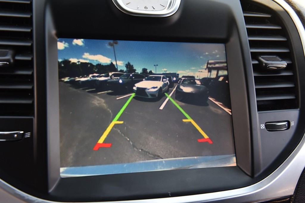 Chrysler 300 Vehicle Full-screen Gallery Image 15