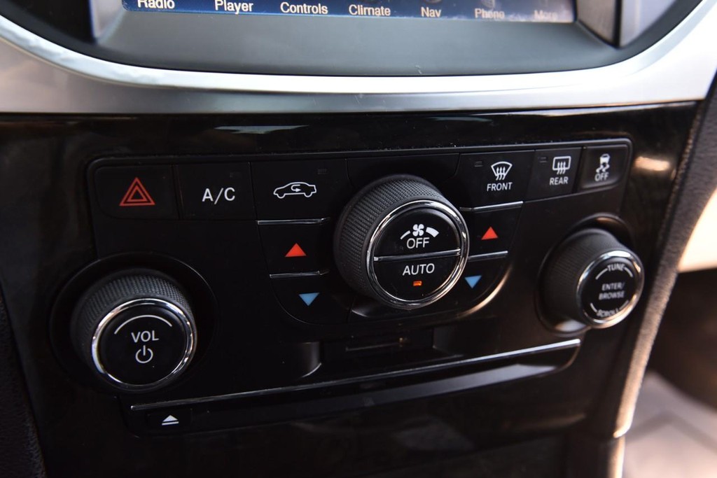 Chrysler 300 Vehicle Full-screen Gallery Image 17