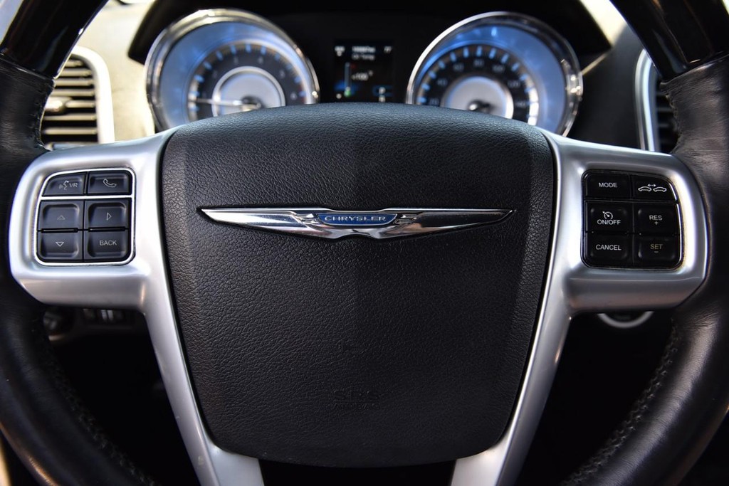Chrysler 300 Vehicle Full-screen Gallery Image 20