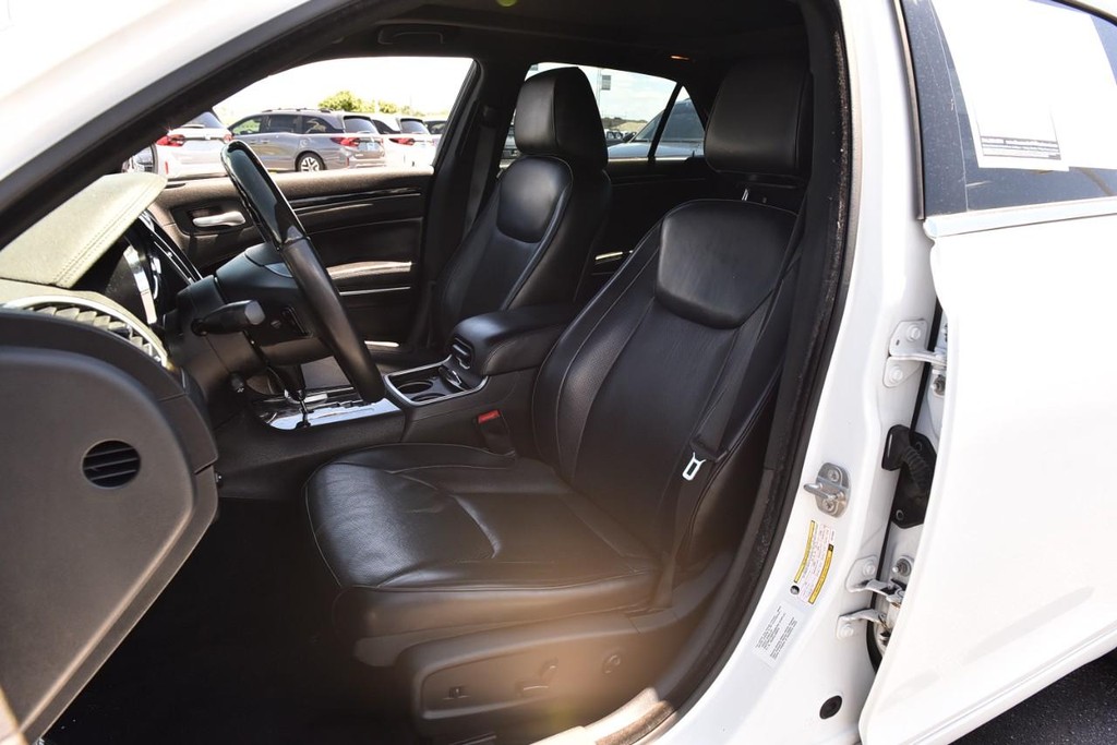 Chrysler 300 Vehicle Full-screen Gallery Image 21