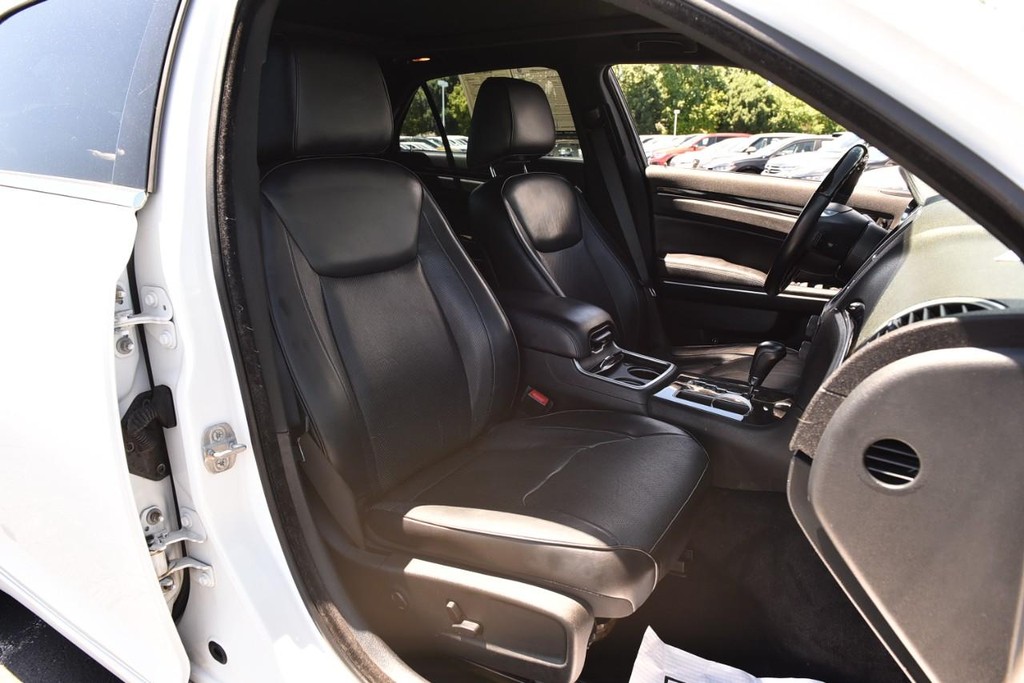 Chrysler 300 Vehicle Full-screen Gallery Image 22