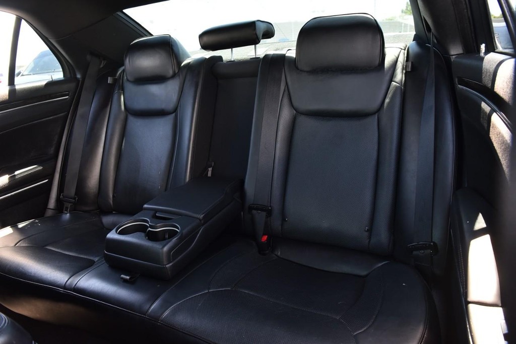 Chrysler 300 Vehicle Full-screen Gallery Image 24