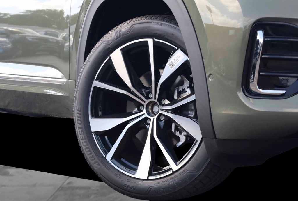 Volkswagen Atlas Cross Sport Vehicle Full-screen Gallery Image 3