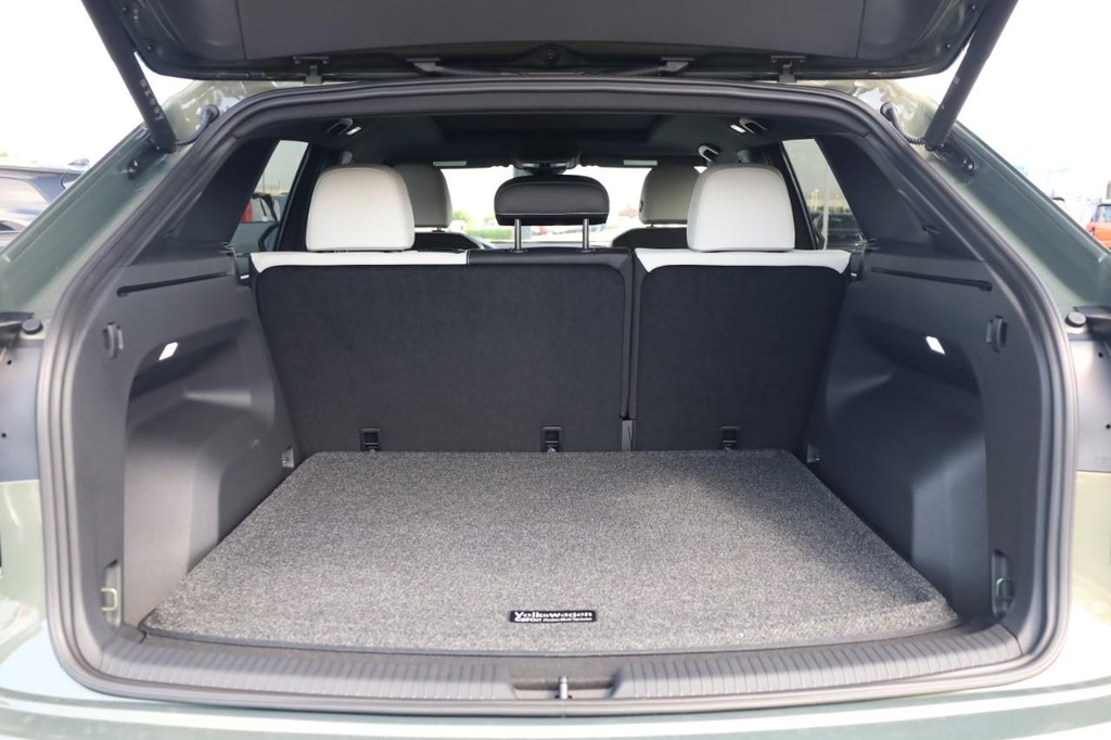 Volkswagen Atlas Cross Sport Vehicle Full-screen Gallery Image 7